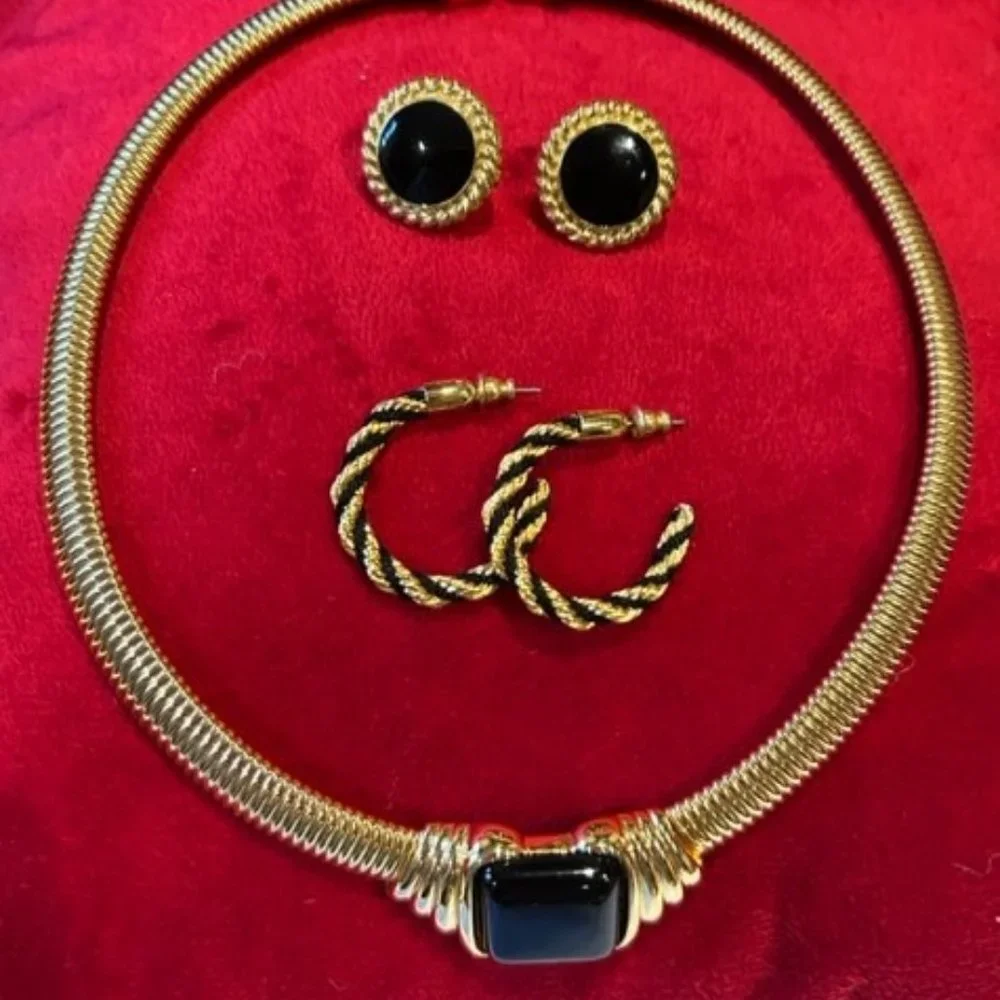 VT TRIFARI ™ Gold Omega Black Cabochon Pendent CHOKER